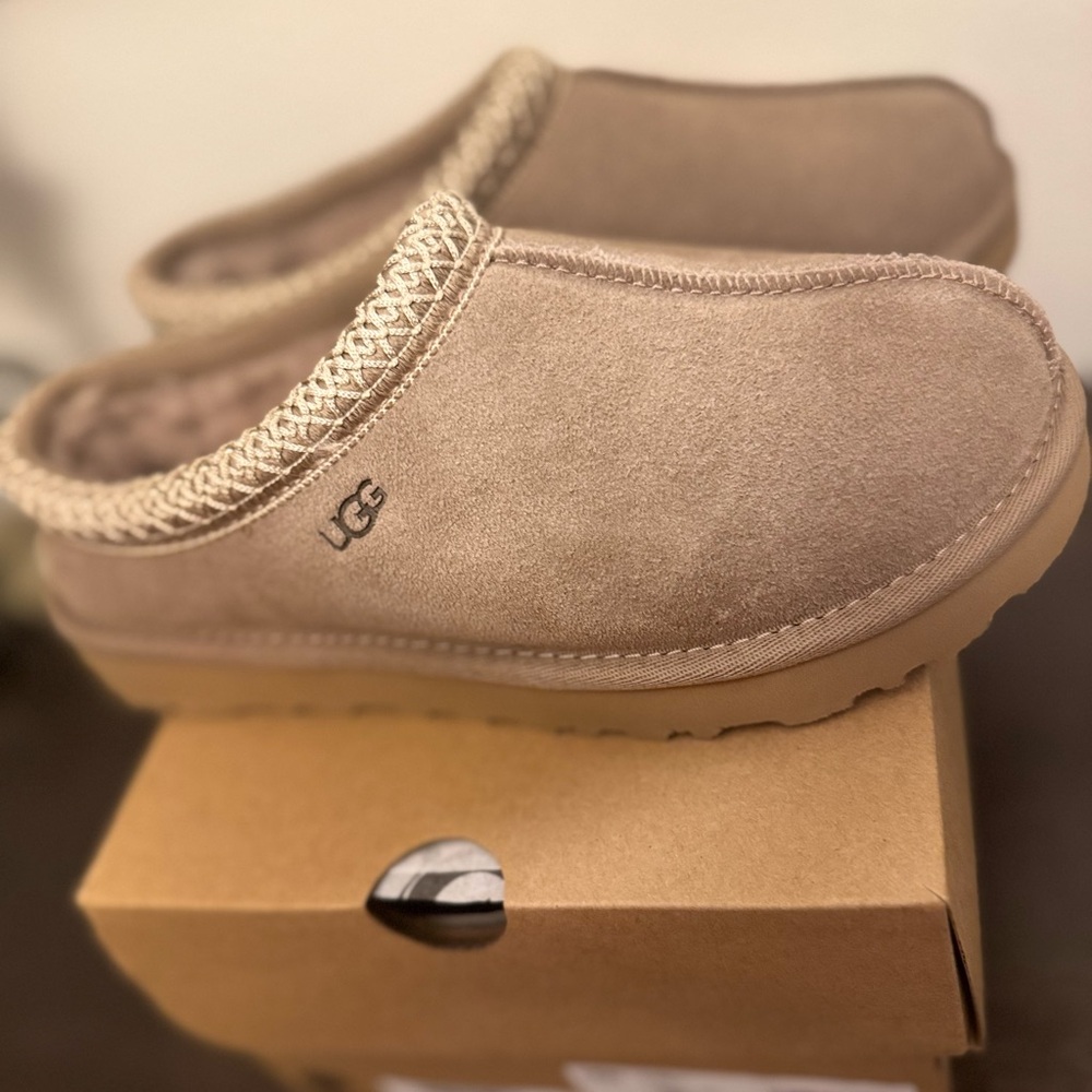 BRAND NEW Women’s UGG Tasman Size 6 in Caribou!